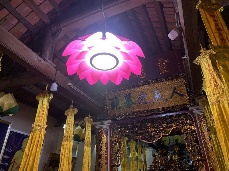 Đèn thả trần đài sen Rạng Đông phù hợp cho không gian văn hóa cổ kính