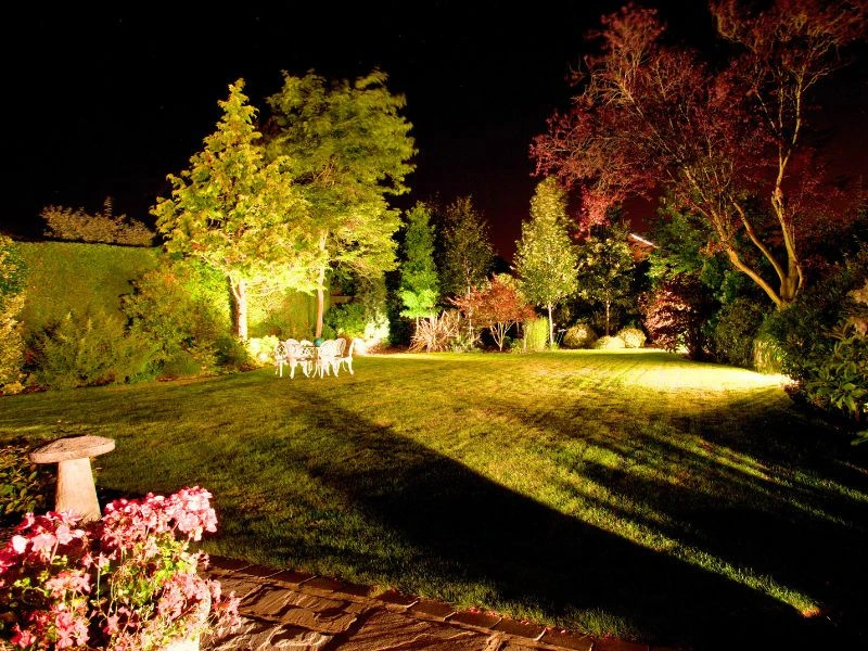 Đèn led chiếu pha Rạng Đông ứng dụng trong chiếu sáng sân vườn