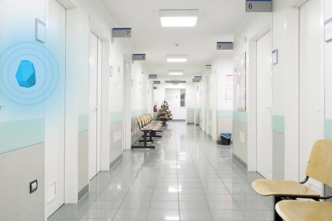 Đèn led ốp trần vuông Rạng Đông phù hợp lắp đặt trong không gian bệnh viện và văn phòng