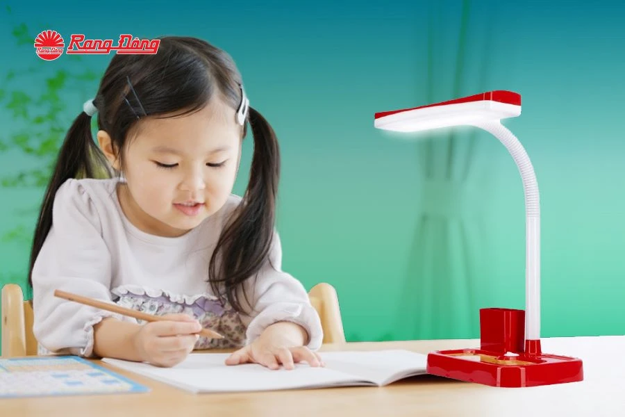 Đèn bàn học chống cận là những loại đèn có khả năng điều chỉnh cường độ ánh sáng phù hợp cho sức khỏe đôi mắt