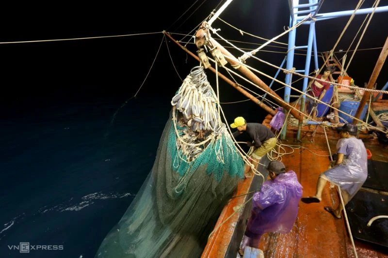 Đèn đánh cá giúp ngư dân nâng cao năng suất làm việc
