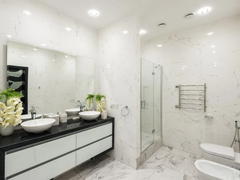 Vì môi trường phòng tắm thường xuyên ẩm ướt nên khi chọn đèn cho không gian này bạn cần cân nhắc đến chỉ số chống ẩm, chống nước