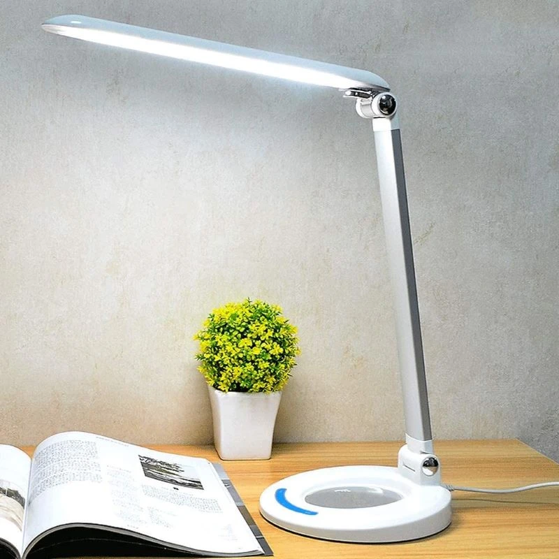 Sản phẩm đèn bàn học có ánh sáng tốt sẽ giúp bạn đọc sách, làm việc, học tập… được thoải mái hơn.