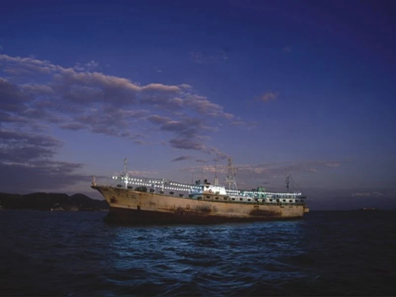 Đèn tàu cá của Rạng Đông được thiết kế vỏ ngoài tản nhiệt tốt an toàn cho sức khoẻ ngư dân và phòng ngừa cháy nổ