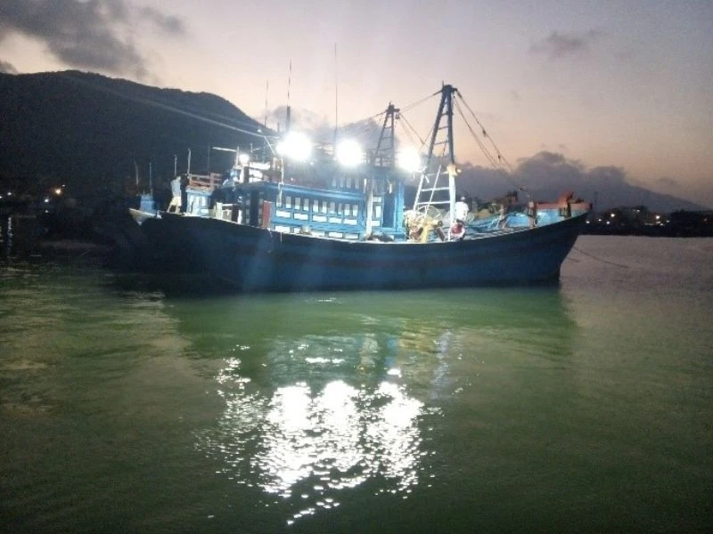 Ra khơi đánh bắt xa bờ rất quan trọng việc tiết kiệm nhiên liệu vì thế đèn tàu cá Rạng Đông chính là sự lựa chọn hoàn hảo