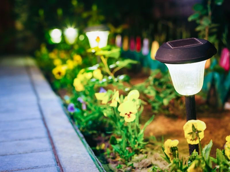 Khả năng bật tắt đèn sân vườn theo cảm biến ánh sáng môi trường giúp tối ưu hiệu quả chiếu sáng