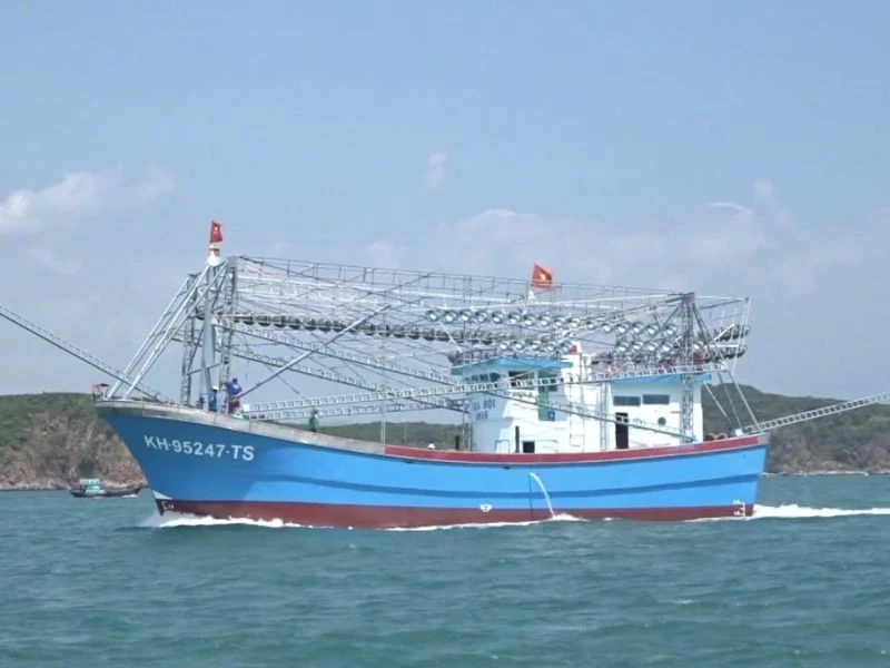 Không làm nhiễu tín hiệu của các thiết bị liên lạc là ưu điểm của đèn đánh bắt cá Rạng Đông được nhiều ngư dân tin dùng